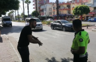 Düşürdüğü telefonunu almak isterken ticari taksinin...