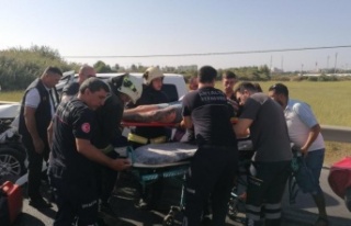 Hafif ticari araç tur midibüsüne arkadan çarptı,...