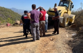 Kullandığı silindirin altında kalan sürücü...