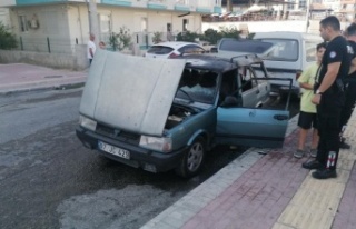 Otomobil alev alev yandı, yanındaki araçlar yanmaktan...