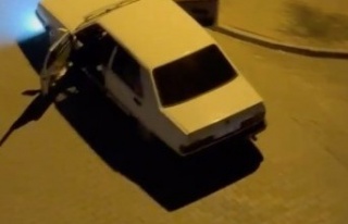 Otomobilin kapıları açık halde ve yüksek sesli...