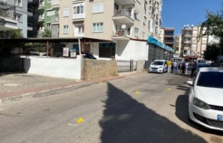 Sokakta havaya rastgele ateş ederek, korku dolu anlar...