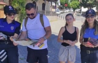 Alanya'da polisten turistlere dört dilde broşür