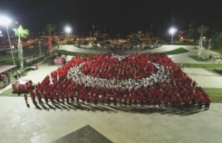 Antalya'da saat 19.23'te 1923 kişi zeybek...