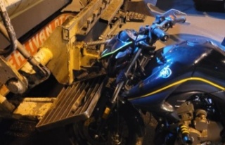 Çöp kamyonuna arkadan çarpan motosiklet sürücüsü...
