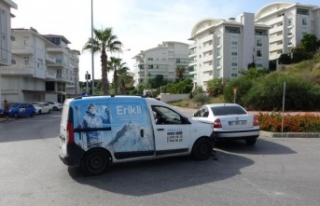 Hafif ticari araç ile otomobil çarpıştı: 1 yaralı