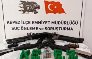 İş yerinde 4 pompalı tüfek ve 1 tabanca ele geçirildi:...