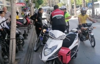 Kafalarında olması gereken kaskı motosiklete taktılar,...
