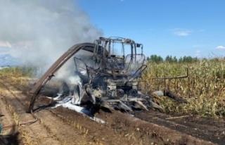 Silaj makinesi ve traktör alev topuna döndü, işçiler...