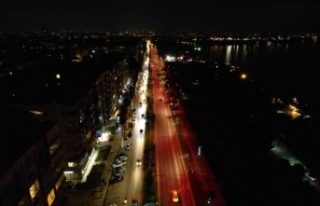 Sokak lambaları kırmızı-beyaz aydınlatıyor