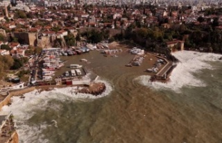 1'i tur, 3 teknenin battığı liman havadan...