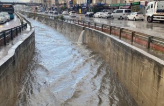 Antalya yağmura teslim: Göle dönen yolda halk otobüsünü...