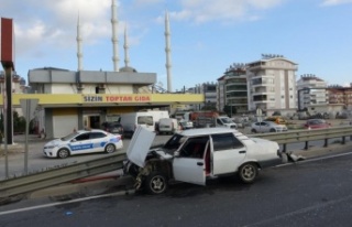 Bariyerlere çarpan otomobil yola fırlayan sürücüsünü...