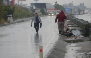 Bariyerlere çarparak hurdaya dönen araçtan burnu...