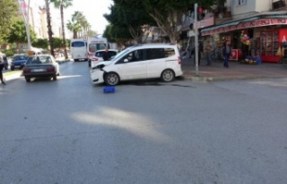 Hafif ticari araç ile otomobil çarpıştı: 2 yaralı