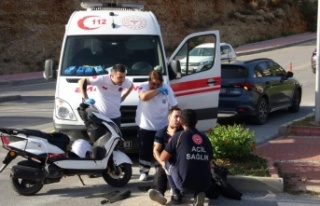 Otomobille çarpışan motosiklet sürücüsü yaralandı