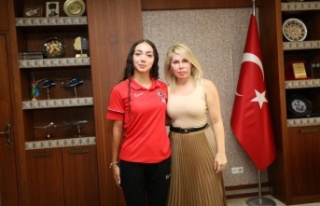 Rektör Özkan, altın madalyalı Selinay Tuğçe...