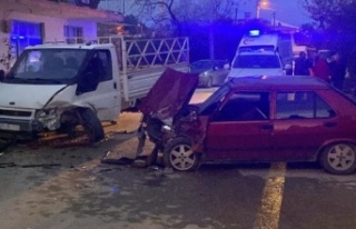 Kamyonet ile otomobil çarpıştı: 3 yaralı