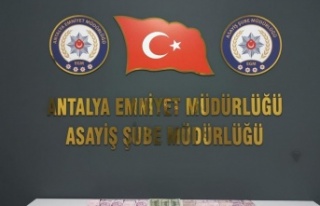 Kendilerini polis savcı olarak tanıtıp dolandırıcılık...