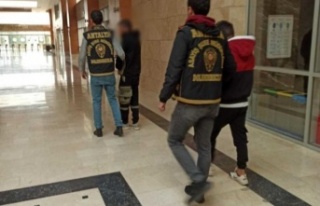Kendilerini polis ve savcı gibi tanıtıp yabancı...