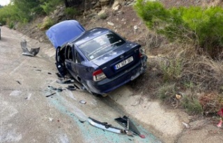 Kontrolden çıkan otomobil şarampole devrildi: 3...