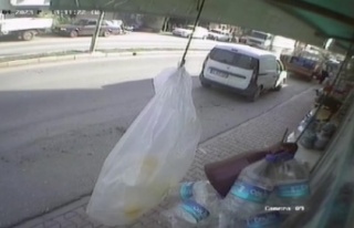 Kontrolden çıkıp kamyonun altına giren motosiklette...