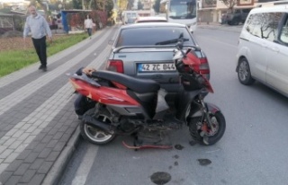 Motosiklet ile otomobil kavşakta çarpıştı, otomobil...