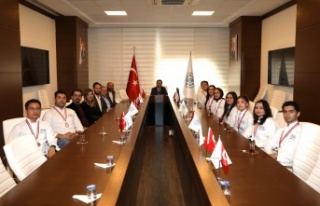 Ödül alan öğrencilerden Rektör'e ziyaret