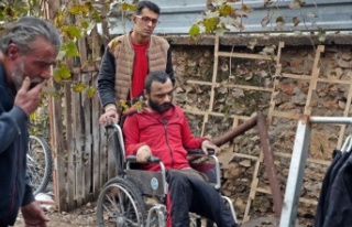 Yanan evdeki engelli genci ölümden babası kurtardı