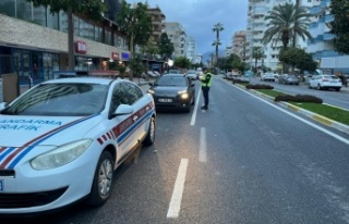 Alanya’da jandarma 2 aracı trafikten men etti