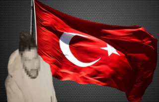 Alanya’da Türk bayrağını bıçakla kesen şahıs...