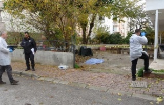 "Balkona çıkacağım" dedi, apartman bahçesinde...