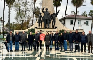 Gazeteciler Atatürk Anıtı’na çelenk bıraktı