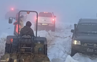 Karda mahsur kalanları Büyükşehir ekipleri kurtardı