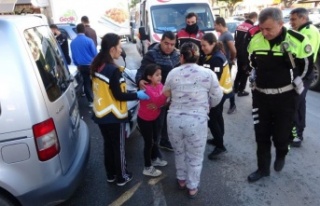 Motosikletten düşen 8 yaşındaki kız, feryat ederek...