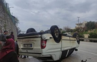 Yağışlı hava kazayı beraberinde getirdi, kamyonet...
