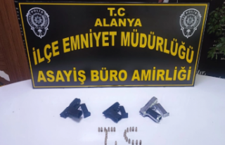 Alanya'da ruhsatsız silahlar ele geçirildi