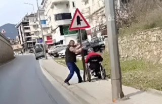 Alanya’da trafik levhasına sinirlenip sökmeye...