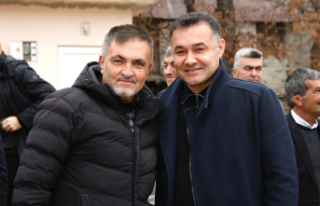 Yücel mahalle sakinlerine projelerini anlattı