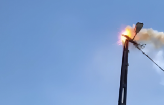 Alanya'da elektrik direği alev alev yandı