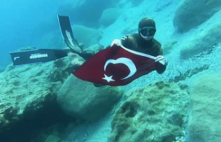 Alanya'da Türk bayraklarını dalgıçlar kurtardı
