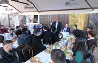 Özçelik üniversitelilerle buluştu