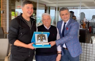 Rafet Kayış ve Serhat Kayış'a plaket