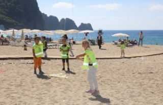 Alanya Belediyesi'nin minikleri sahilde eğlendi