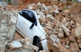 Alanya'da otomobil yıkılan istinat duvarının...