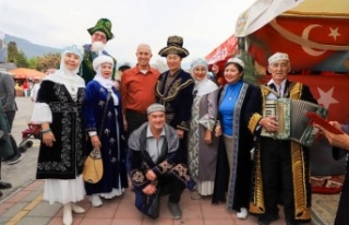 Noel pazarında kardeşlik mesajları