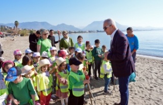 Çocuklar Başkan Özçelik'le sahili temizledi