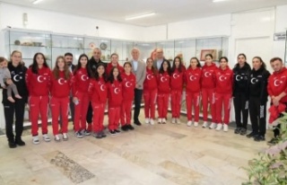 Özçelik'ten milli sporcularımıza başarı...