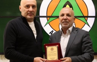 Alanyaspor, Sami Uğurlu'yu plaketle uğurladı