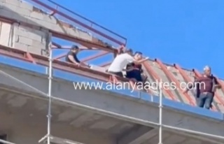 Parasını alamadığı için çatıya çıkıp kendini...